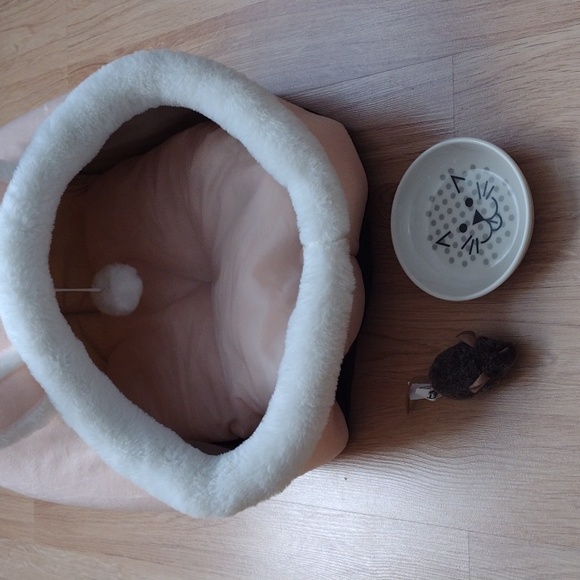 Pet Bed with bunny ears and tail size sm/med. dish & squeaky mouse inc. 14 x 14 - Picture 10 of 12
